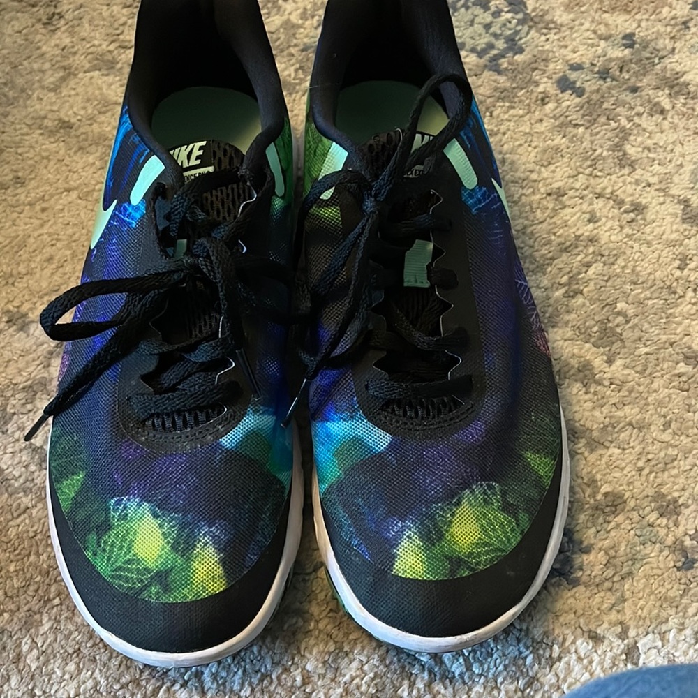 Nike Size 8.5 Tennis Shoes